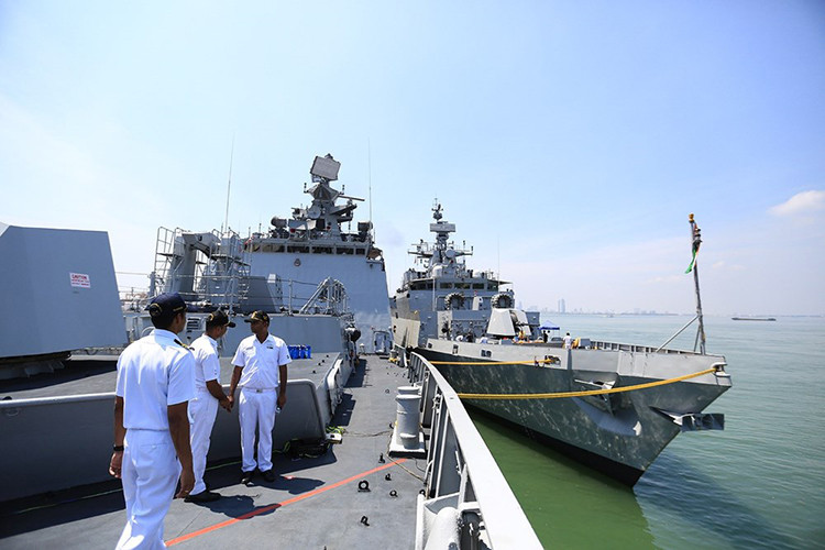 Bộ đôi tàu chiến INS Sahyadri và INS Kamorta khi được neo cạnh nhau tại cảng Tiên Sa, kích thước của tàu INS Sahyadri gần như gấp đôi so với INS Kamorta. Nguồn ảnh: Viettimes.
