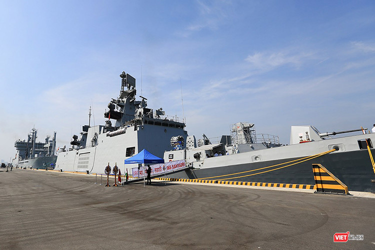 Nếu tàu INS Kamorta chỉ chuyên dành cho nhiệm vụ chống ngầm thì tàu INS Sahyadri (F-49) thuộc lớp Shivalik lại là tàu khu trục tàng hình đa nhiệm tiên tiến nhất của Hải quân Ấn Độ với số lượng đang được biên chế là 3 chiếc. Nguồn ảnh: Viettimes.