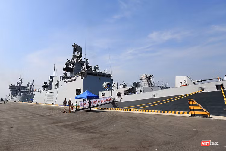 Nếu tàu INS Kamorta chỉ chuyên dành cho nhiệm vụ chống ngầm thì tàu INS Sahyadri (F-49) thuộc lớp Shivalik lại là tàu khu trục tàng hình đa nhiệm tiên tiến nhất của Hải quân Ấn Độ với số lượng đang được biên chế là 3 chiếc. Nguồn ảnh: Viettimes.
