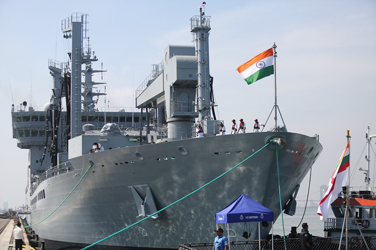 Biên đội tàu của Hải quân Ấn Độ cập cảng Tiên Sa, Đà Nẵng trong sáng 21/5 gồn các tàu khu trục INS Sahyadri (F49), tàu hậu cần INS Shakti (A57) và tàu hộ vệ chống ngầm INS Kamorta (P28) cùng 913 sỹ quan, thủy thủ đoàn. Điểm nổi bật nhất trong chuyến thăm là sự xuất hiện bộ đôi tàu chiến tiên tiến nhất của Hải quân Ấn Độ gồm INS Sahyadri và INS Kamorta. Nguồn ảnh: Nguyễn Tú.