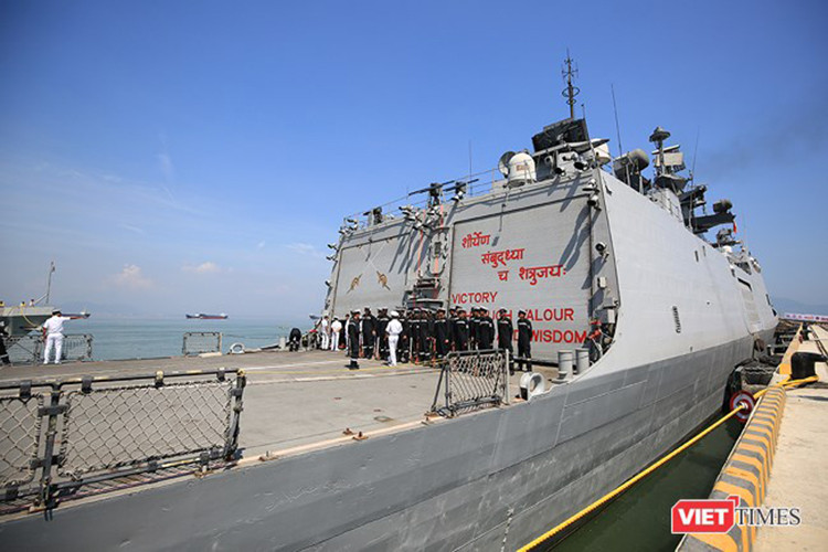 Bên cạnh đó, tàu INS Sahyadri còn có thể mang theo tối đa hai trực thăng hải quân HAL Dhruv hoặc Sea King Mk dành cho tác chiến chống ngầm hoặc tuần tra trên biển. Nguồn ảnh: Viettimes.