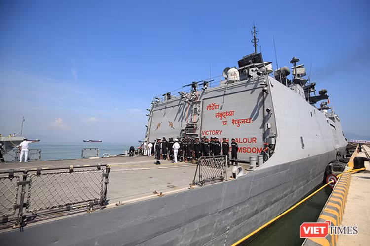 Bên cạnh đó, tàu INS Sahyadri còn có thể mang theo tối đa hai trực thăng hải quân HAL Dhruv hoặc Sea King Mk dành cho tác chiến chống ngầm hoặc tuần tra trên biển. Nguồn ảnh: Viettimes.