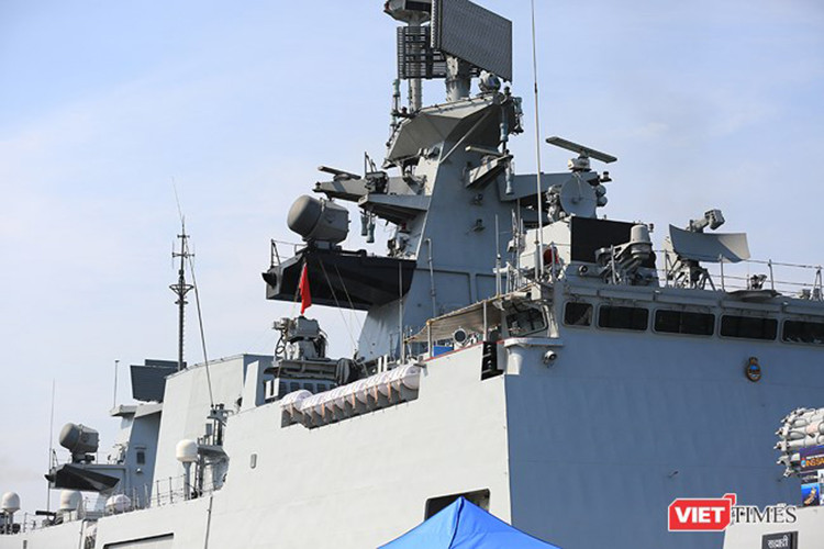 Về hệ thống vũ khí, INS Sahyadri hay các tàu lớp Shivalik được trang bị một kho vũ khí đa dạng kể cả các trang thiết bị điện tử như tổ hợp radar MR-760 Fregat M2EM 3-D; Radar MR-90 Orekh radars; Elta EL/M-2238 STAR; 2 × Elta EL/M-2221 STGR; 1 ×BEL APARNA... Ngoài ra, chiến hạm còn được trang bị hệ thống định vị thủy âm HUMSA-NG và hệ thống tác chiến điện tử BEL Ellora. Nguồn ảnh: Viettimes.