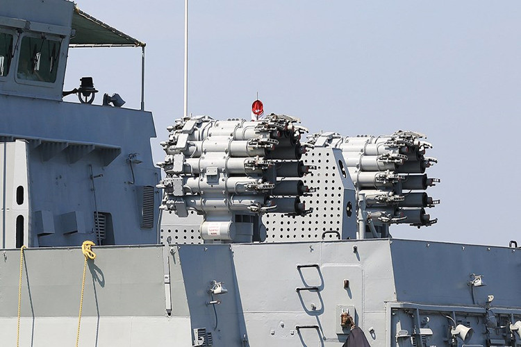 Dù vậy điều tạo nên sức mạnh cho tàu INS Kamorta hay các tàu cùng lớp vẫn là hệ thống vũ khí mà chúng có thể mang theo chuyên dành cho nhiệm vụ chống ngầm như tổ hợp rocket chống ngầm RBU-6000, cụm ống phóng ngư lôi DTA-53 533mm và cả trực thăng chống ngầm Ka-28PL. Nguồn ảnh: Viettimes.