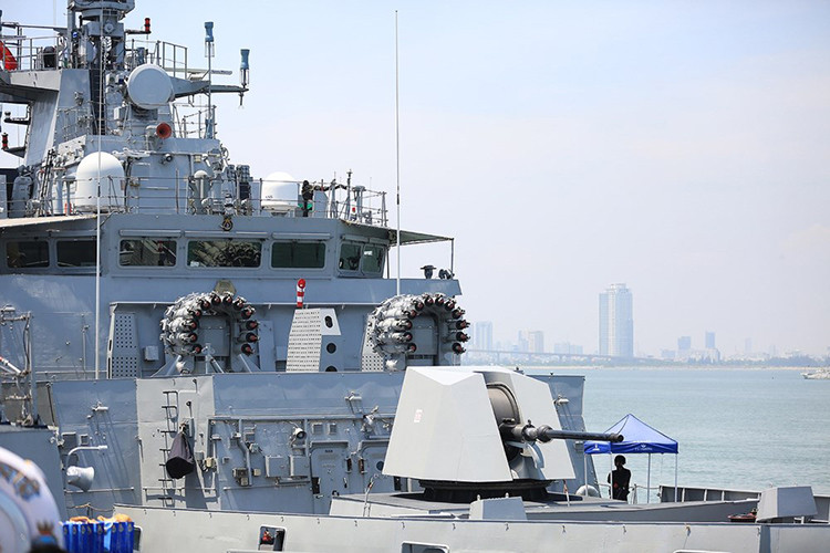 Ngoài các vũ khí trên INS Kamorta còn được trang bị hải pháo OTO Melara 76mm có tầm bắn lên đến 20km với tốc độ bắn vào khoảng 120 phát/phút ở chế độ cao tốc. Bên cạnh đó, còn có tổ hợp pháo phòng không cao tốc AK-630 30mm 6 nòng với tầm bắn hiệu quả 4.000 mét với tốc độ bắn 4.000 phát/phút. Nguồn ảnh: Viettimes.