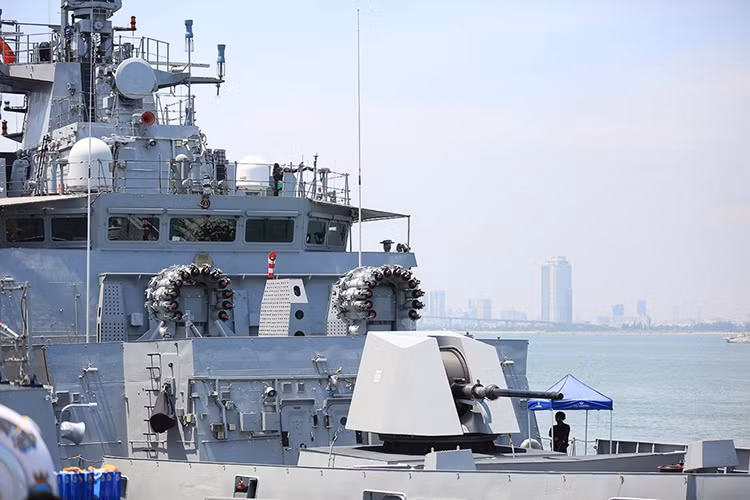 Ngoài các vũ khí trên INS Kamorta còn được trang bị hải pháo OTO Melara 76mm có tầm bắn lên đến 20km với tốc độ bắn vào khoảng 120 phát/phút ở chế độ cao tốc. Bên cạnh đó, còn có tổ hợp pháo phòng không cao tốc AK-630 30mm 6 nòng với tầm bắn hiệu quả 4.000 mét với tốc độ bắn 4.000 phát/phút. Nguồn ảnh: Viettimes.