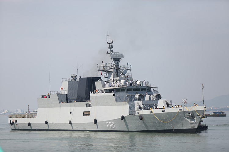 Trong đó INS Kamorta (P28) là một trong các tàu hộ vệ chống ngầm Kamorta do Ấn Độ tự đóng mới với số lượng chỉ ba chiếc. Các tàu Kamorta có lượng giãn nước tối đa 3.000 tấn; chiều dài 109 mét; mạn tàu rộng 12,8 mét. Nguồn ảnh: Nguyễn Tú.