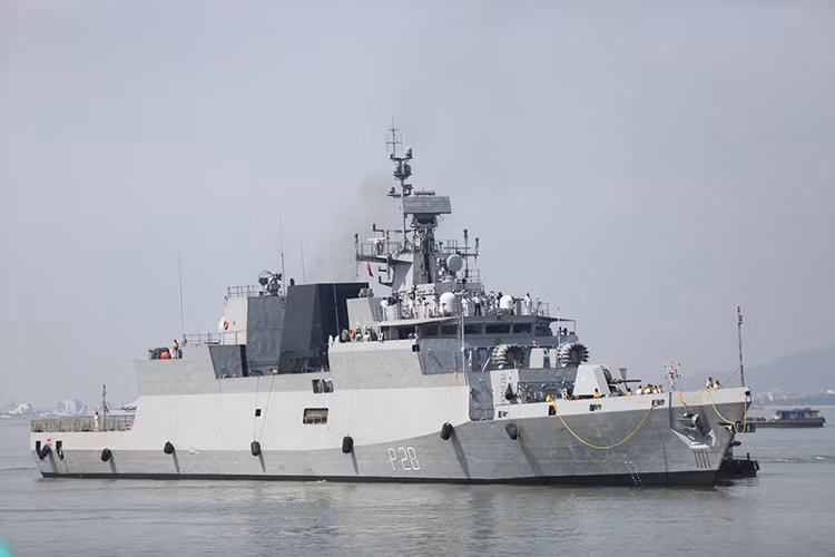 Trong đó INS Kamorta (P28) là một trong các tàu hộ vệ chống ngầm Kamorta do Ấn Độ tự đóng mới với số lượng chỉ ba chiếc. Các tàu Kamorta có lượng giãn nước tối đa 3.000 tấn; chiều dài 109 mét; mạn tàu rộng 12,8 mét. Nguồn ảnh: Nguyễn Tú.