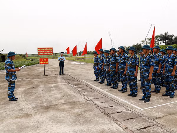 Đại đội trưởng Đại đội PPK 57mm phổ biến kế hoạch bảo quản định kỳ tháng có khí tài.