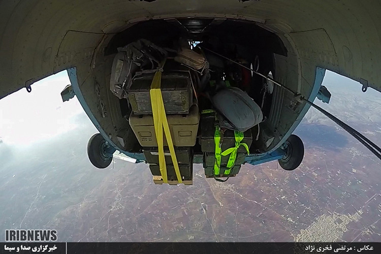 Cận cảnh một pallet được thả xuống Idlib từ một chiếc C-130H của Iran trong pallet này hầu hết đều là đạn dược và nhu yếu phẩm. Nguồn ảnh: IRIB.