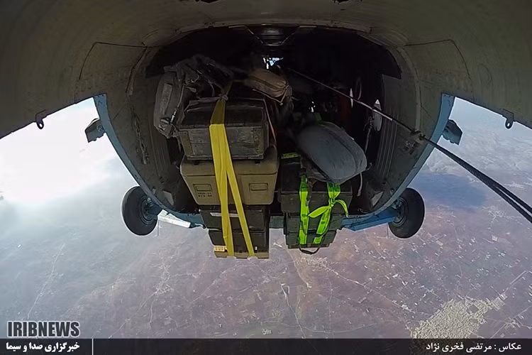 Cận cảnh một pallet được thả xuống Idlib từ một chiếc C-130H của Iran trong pallet này hầu hết đều là đạn dược và nhu yếu phẩm. Nguồn ảnh: IRIB.