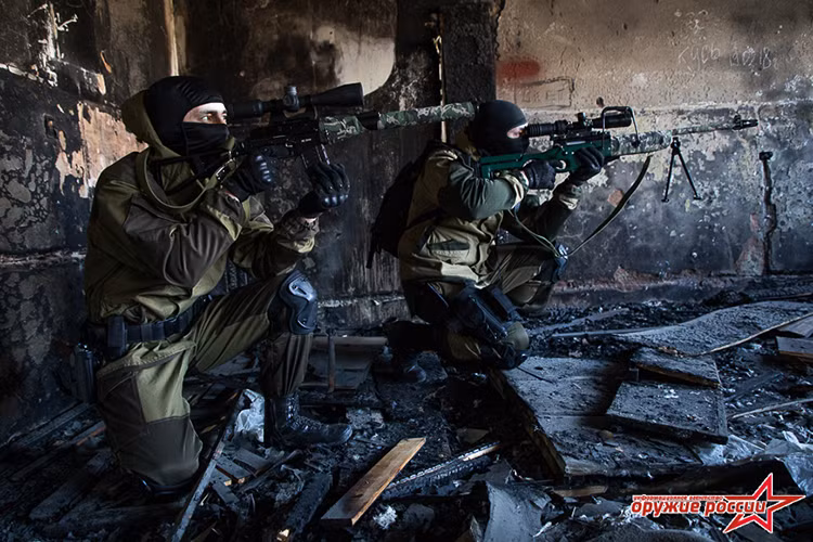 Theo đó với bộ đội SV-98 và VSS, đặc nhiệm “Grom” có thể dễ dàng tác xạ trong khoảng cách từ 400 mét tới 1.000 mét với vai trò hỗ trợ cho nhau trong tác chiến. Nguồn ảnh: Weapon Russia.