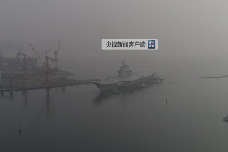 Dựa trên nhiều nguồn tin khác nhau, Type 001A có lượng giãn nước tối đa là 70.000 tấn, dài 315 mét và cao tới 75 mét, tốc độ di chuyển tối đa của con tàu này ước đạt 31 hải lý/giờ. Bản thân thiết kế tổng thể của Type 001A tương tự như Liêu Ninh – tàu sân bay đầu tiên của Trung Quốc. Nguồn ảnh: Sina.