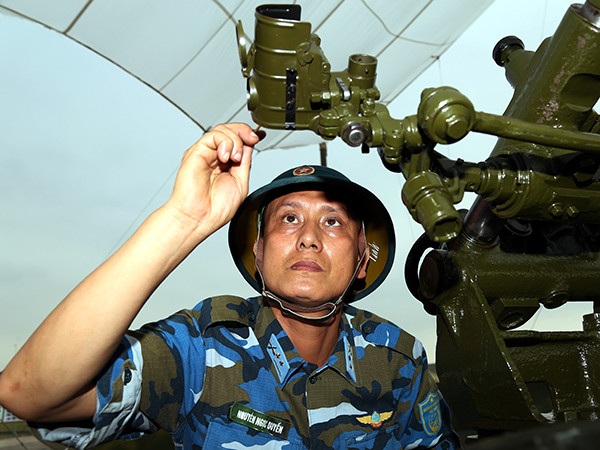 Hội thao nhằm kiểm tra, đánh giá kết quả công tác bảo quản định kỳ tháng của các đại đội PPK 57mm có khí tài, đồng thời nâng cao hệ số kỹ thuật của VKTBKT bảo đảm cho SSCĐ, huấn luyện và củng cố nền nếp, chế độ công tác kỹ thuật của các đơn vị PPK; từ đó, rút ra những bài học kinh nghiệm về tổ chức và phương pháp, kỹ năng thực hành bảo quản định kỳ đại đội PPK, góp phần nâng cao khả năng SSCĐ, QLVT, đáp ứng yêu cầu nhiệm vụ trong tình hình mới. Ảnh: Bảo quản kính ngắm.