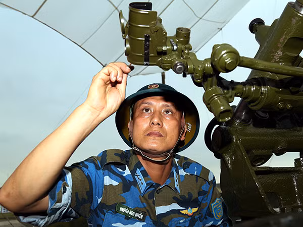 Hội thao nhằm kiểm tra, đánh giá kết quả công tác bảo quản định kỳ tháng của các đại đội PPK 57mm có khí tài, đồng thời nâng cao hệ số kỹ thuật của VKTBKT bảo đảm cho SSCĐ, huấn luyện và củng cố nền nếp, chế độ công tác kỹ thuật của các đơn vị PPK; từ đó, rút ra những bài học kinh nghiệm về tổ chức và phương pháp, kỹ năng thực hành bảo quản định kỳ đại đội PPK, góp phần nâng cao khả năng SSCĐ, QLVT, đáp ứng yêu cầu nhiệm vụ trong tình hình mới. Ảnh: Bảo quản kính ngắm.