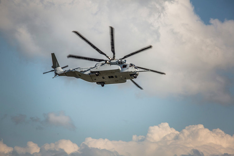 CH-53K King Stallion thực hiện chuyến bay đầu tiên vào năm 2015. Mới đây, tập đoàn Lockheed Martin thông báo nó đã nâng thử thành công khối hàng hóa nặng 16 tấn ở trạng thái treo lơ lửng và tiếp tục hành trình bay. Nguồn ảnh: Business Insider.