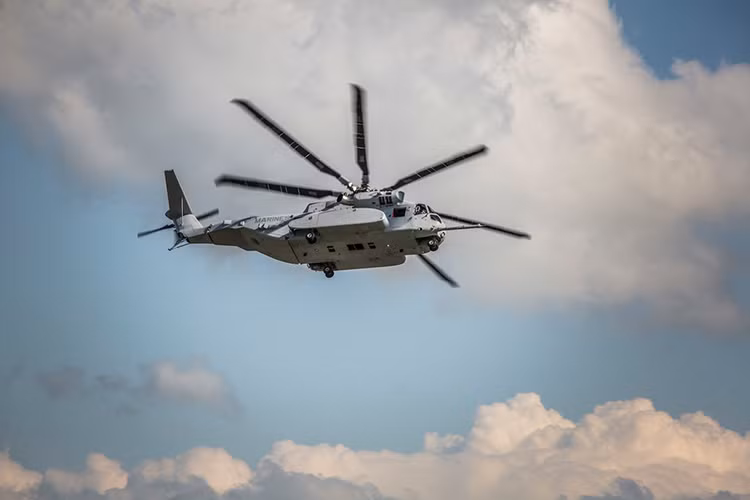 CH-53K King Stallion thực hiện chuyến bay đầu tiên vào năm 2015. Mới đây, tập đoàn Lockheed Martin thông báo nó đã nâng thử thành công khối hàng hóa nặng 16 tấn ở trạng thái treo lơ lửng và tiếp tục hành trình bay. Nguồn ảnh: Business Insider.