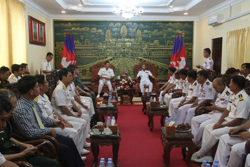 Đô đốc Ouk Seiha Phó Tư lệnh Hải quân, Tư lệnh Căn cứ biển Cam-pu-chia thân mật tiếp đoàn.