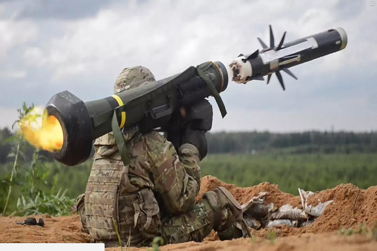Tên lửa chống tăng Javelin (FGM-148 Javelin) là hệ thống tên lửa chống tăng dẫn đường vác vai do hãng Raytheon và Lockheed Martin hợp tác thiết kế, sản xuất. Nó được xem là tổ hợp tên lửa chống tăng thế hệ 3 đầu tiên trên thế giới, sở hữu những năng lực vượt trội nhiều loại tên lửa tương tự của Nga. Nguồn ảnh: The Drive.