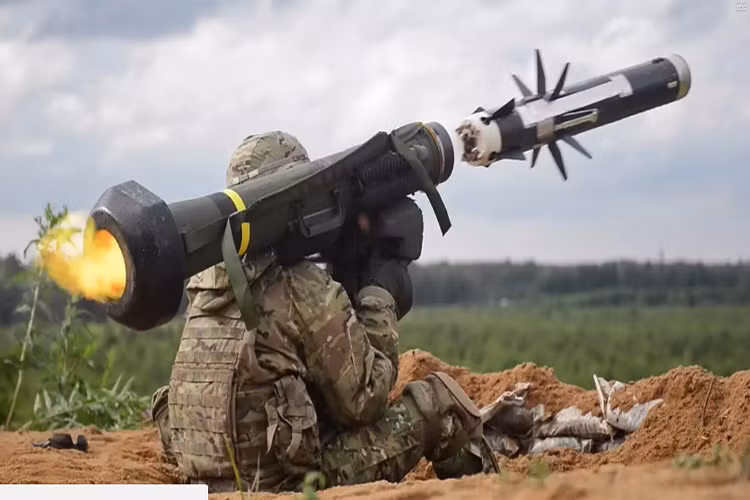 Tên lửa chống tăng Javelin (FGM-148 Javelin) là hệ thống tên lửa chống tăng dẫn đường vác vai do hãng Raytheon và Lockheed Martin hợp tác thiết kế, sản xuất. Nó được xem là tổ hợp tên lửa chống tăng thế hệ 3 đầu tiên trên thế giới, sở hữu những năng lực vượt trội nhiều loại tên lửa tương tự của Nga. Nguồn ảnh: The Drive.