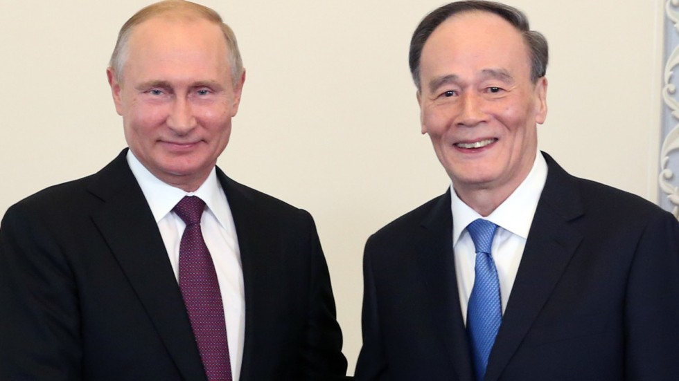 Ông Vương Kỳ Sơn gặp Tổng thống Putin hôm 24/5 tại St. Petersburg. Ảnh: Xinhua.