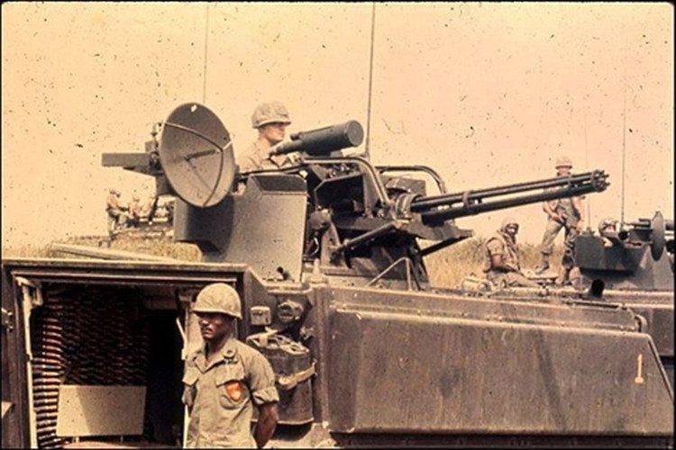 Cuối cùng là M163 VADS - hệ thống pháo phòng không tự hành do Mỹ chế tạo từ những năm 1960, chính thức phục vụ quân đội nước này trong giai đoạn 1968 - 1994. Pháo phòng không tự hành M163 VADS của Mỹ tại chiến trường Việt Nam. Nguồn ảnh: VSPA.