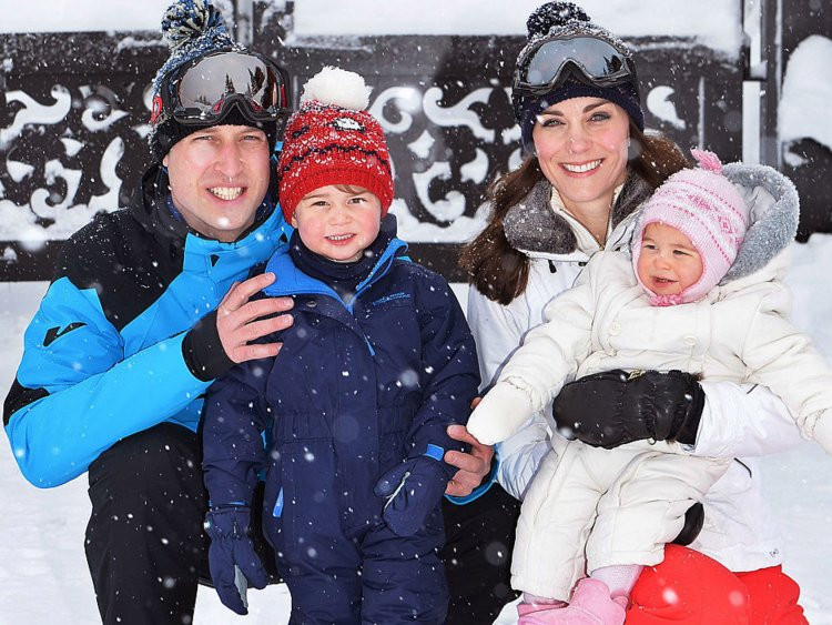 Đôi giày hồng mà Công chúa Charlotte đi được nhiều người lùng sục. Ảnh: Getty