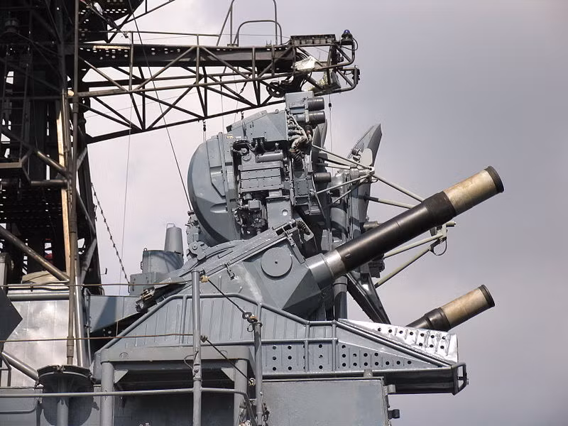 Kahstan có thể đánh chặn hiệu quả tên lửa chống hạm, máy bay bằng pháo 30mm (tầm bắn 500-4.000m, độ cao 3.000m) hoặc bằng 8 tên lửa (tầm bắn 1,5-8km). Nguồn ảnh: Wikipedia