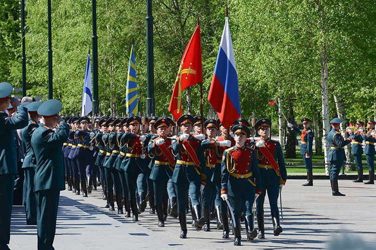 Theo Bộ Quốc phòng Nga, các hoạt động mừng Ngày Chiến thắng phát xít 9/5 diễn ra từ hôm 8/5 với các hoạt động tưởng niệm các chiến sĩ Hồng quân Liên Xô hy sinh trong cuộc Chiến tranh Vệ quốc Vĩ đại trên khắp nước Nga. Nguồn ảnh: Bộ Quốc phòng Nga.
