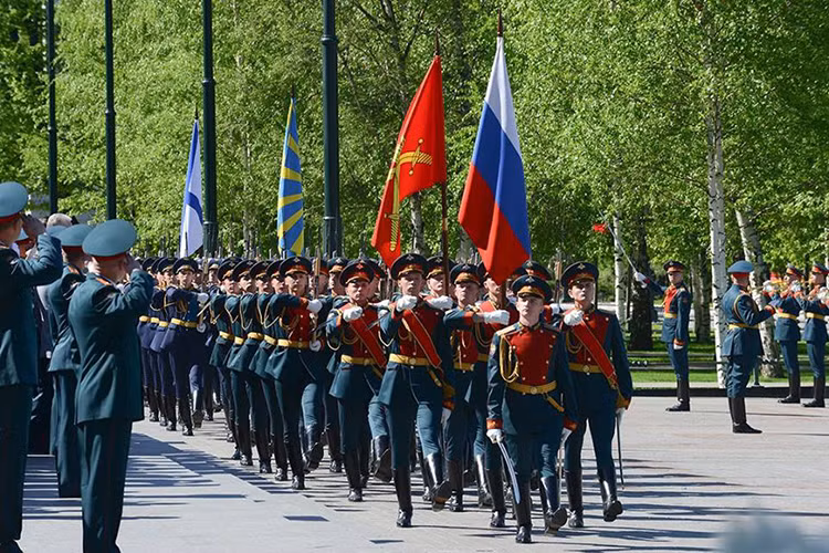 Theo Bộ Quốc phòng Nga, các hoạt động mừng Ngày Chiến thắng phát xít 9/5 diễn ra từ hôm 8/5 với các hoạt động tưởng niệm các chiến sĩ Hồng quân Liên Xô hy sinh trong cuộc Chiến tranh Vệ quốc Vĩ đại trên khắp nước Nga. Nguồn ảnh: Bộ Quốc phòng Nga.