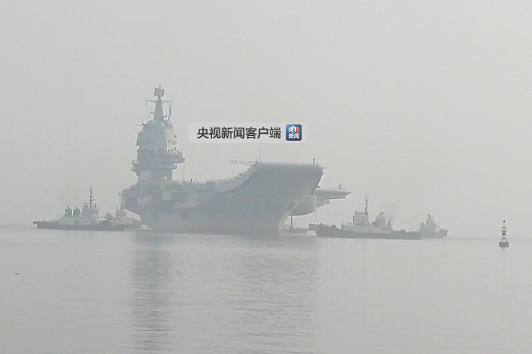 Với khối lượng công việc hiện tại, Type 001A phải mất ít nhất thêm 3 năm nữa mới có thể đi vào hoạt động chính thức trong biên chế Hải quân Trung Quốc, ở đây còn chưa nói đến các phát sinh có thể xảy ra trong quá trình thử nghiệm trên biển. Nguồn ảnh: Sina.