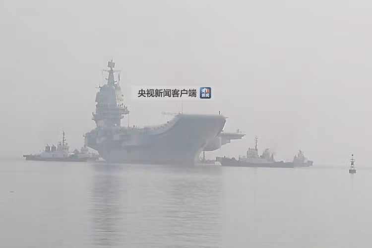 Với khối lượng công việc hiện tại, Type 001A phải mất ít nhất thêm 3 năm nữa mới có thể đi vào hoạt động chính thức trong biên chế Hải quân Trung Quốc, ở đây còn chưa nói đến các phát sinh có thể xảy ra trong quá trình thử nghiệm trên biển. Nguồn ảnh: Sina.