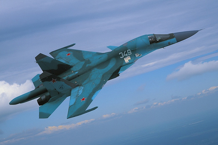 Theo nhiều nhà phân tích kịch bản Su-34 rượt F-16 trên không phận Lebanon khó có thể xảy ra bởi từ năm 2015 Nga và Israel đã thiết lập 1 đường dây nóng nhằm hạn chế tối đa các tình huống không gây chiến không mong muốn giữa hai bên chỉ một vài ngày sau khi Nga triển khai lực lượng quân sự đầu tiên đến Syria. Nguồn ảnh: Defence Russia.