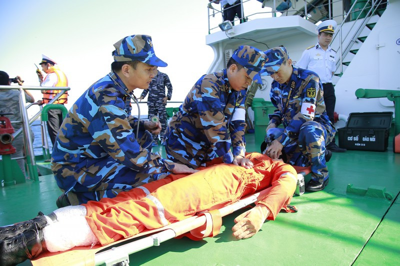 Y, bác sĩ Tàu 561 cấp cứu người bị nạn.