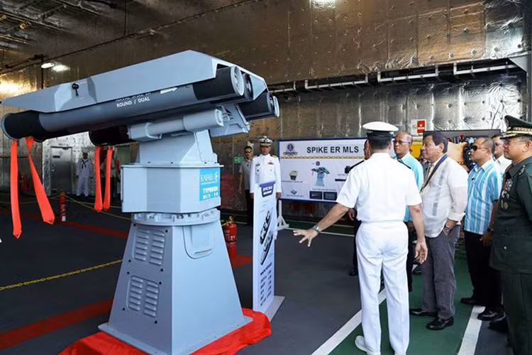 Về Typhoon MLS-ER, hệ thống vũ khí này gồm một bệ phóng tên lửa mang theo bốn tên lửa dẫn đường Spike-ER có tầm bắn lên đến 8.000 mét, cùng với đó là cảm biến và hệ thống kiểm soát hỏa lực đi kèm. Còn tên lửa Spike-ER có thể được sử dụng cho nhiệm vụ chống hạm lẫn chống tăng. Nguồn ảnh: MaxDefense.