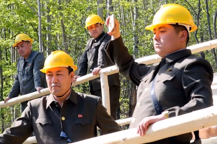 Quan chức Triều Tiên giám sát việc phá dỡ bãi thử hạt nhân Punggye-ri. Bộ Quốc phòng Mỹ cho rằng còn quá sớm để đưa ra đánh giá về việc phá dỡ này.