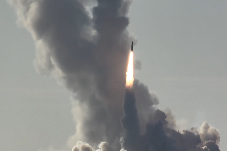 Với sức mạnh như trên, bốn quả Bulava mà tàu ngầm Yuri Dolgoruky phóng đi hôm 22/5 có thể hủy diệt các thành phố lớn của Mỹ trong vòng vài giờ đồng hồ và khả năng đánh chặn chúng là gần như không thể. Nguồn ảnh: Bộ Quốc phòng Nga.