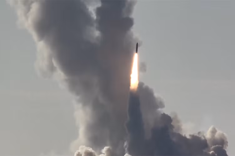 Với sức mạnh như trên, bốn quả Bulava mà tàu ngầm Yuri Dolgoruky phóng đi hôm 22/5 có thể hủy diệt các thành phố lớn của Mỹ trong vòng vài giờ đồng hồ và khả năng đánh chặn chúng là gần như không thể. Nguồn ảnh: Bộ Quốc phòng Nga.