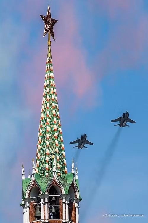 Trong đó riêng đội hình của MiG-31 sẽ có tới hai đội hình riêng biệt gồm các biến thể MiG-31 hiện đại hóa MiG-31BM và MiG-31K mang theo tên lửa “Kinzhal”. Nguồn ảnh: sdelanounas.ru.