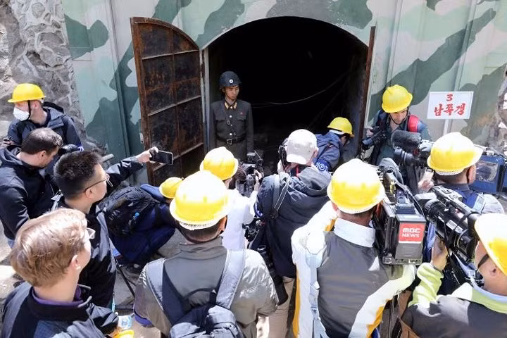 Các nhà báo được dẫn tới xem đường hầm thứ 3 của bãi thử, trước khi đường hầm này bị phá hủy.