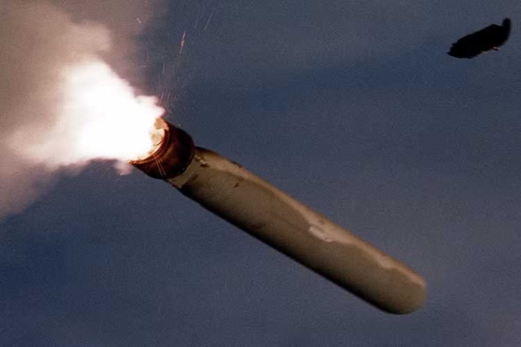 Mặc dù là một mẫu vũ khí tấn công chiến thuật như giá thành của Tomahawk cũng không hề rẻ với đơn giá lên đến 1.4 triệu USD cho mỗi tên lửa biến thể Block IV, và trong chiến dịch không kích Syria trong đêm 14/4 Hải quân Mỹ ước tính đã tiêu tốn hơn 90 triệu USD cho hơn 80 tên lửa Tomahawk được sử dụng. Nguồn ảnh: seaforces.org.