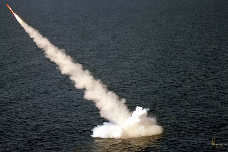 Thân tên lửa được chế tạo từ hợp kim nhôm, một số các bộ phận và bề mặt khí động học của tên lửa được chế tạo từ nhựa tổng hợp graphite-epoxy và trong suốt đối với các sóng vô tuyến. Để giảm độ phản xạ hiệu dụng, trên thân tên lửa, cánh tên lửa và bộ cánh ổn định đuôi được sơn phủ bằng lớp vật liệu hấp thụ sóng radar. Nguồn ảnh: seaforces.org.