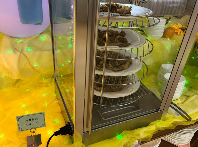 Bãi thử Punggye-ri nằm tại huyện Kilju, tỉnh Bắc Hamgyong, Triều Tiên. Kể từ năm 2006, Triều Tiên đã tiến hành 6 vụ thử hạt nhân và tất cả đều diễn ra trong đường hầm dưới núi Mantap gần với Punggye-ri. Ảnh: Món rùa rán cũng có trong thực đơn.