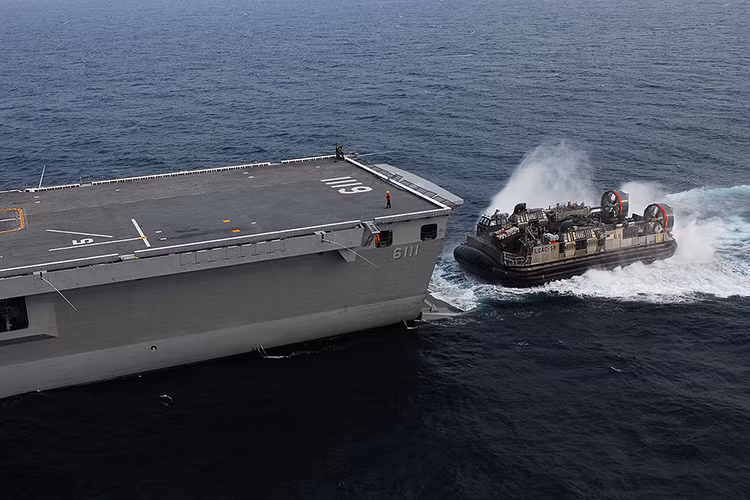 Tàu đổ bộ lớp Dokdo có khả năng chở 700 binh sỹ, xe bọc thép, xuồng đổ bộ tốc độ cao và trực thăng. Với mã hiệu LPH-6112, tàu Marado cũng được trang bị hệ thống radar cùng các thiết bị chiến đấu tiên tiến, trong đó có tên lửa dẫn đường diệt hạm do Hàn Quốc sản xuất. Nguồn ảnh: Wikipedia.