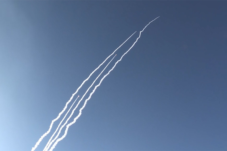 Trong ảnh ta có thể thấy rõ bốn tên lửa Bulava bên bầu trời Biển Trắng trong vụ phóng thử hôm 22/5, thời gian tàu ngầm Yuri Dolgoruky phóng 4 tên lửa này chỉ trong vỏn vẹn 20 giây. Nguồn ảnh: Bộ Quốc phòng Nga.