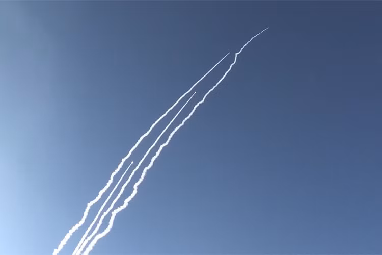 Trong ảnh ta có thể thấy rõ bốn tên lửa Bulava bên bầu trời Biển Trắng trong vụ phóng thử hôm 22/5, thời gian tàu ngầm Yuri Dolgoruky phóng 4 tên lửa này chỉ trong vỏn vẹn 20 giây. Nguồn ảnh: Bộ Quốc phòng Nga.