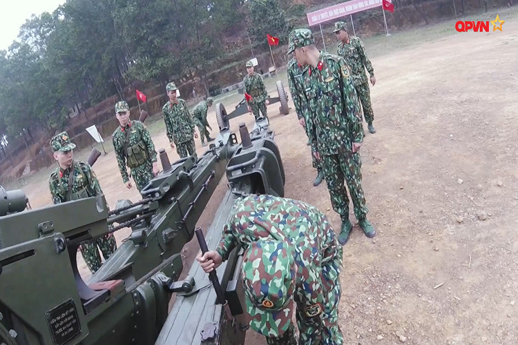 Trong quá trình chuyển đổi trạng thái hành quân sang sẵn sàng chiến đấu, xe trước sẽ được tháo ra khỏi hai càng pháo của M46 nhưng khẩu pháo vẫn ở trạng thái cân bằng, sau đó hai càng pháo sẽ hạ xuống mặt đất và kéo sang hai bên tạo thành tư thế cân bằng cho pháo. Nguồn ảnh: QPVN.