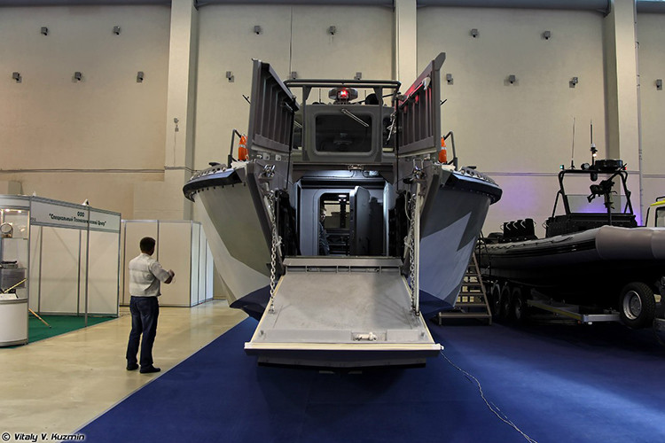 Còn đây là cửa đổ quân trên Raptor với lối chạy thẳng vào bên trong khoang chở quân trên tàu. Nguồn ảnh: airbase.ru.