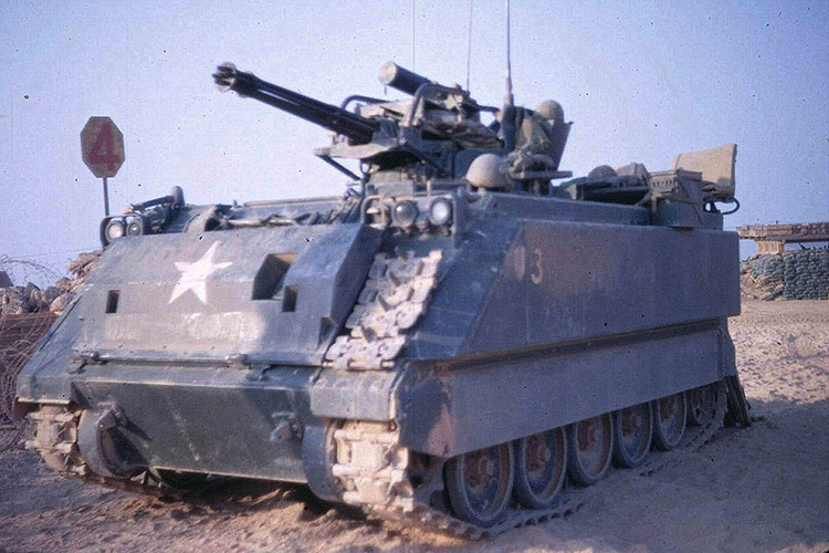 M163 VADS được trang bị radar điều khiển hỏa lực tầm ngắn AN/VPS-2 cùng kính ngắm quang học M61 cho phép tác chiến vào ban đêm. Tuy nhiên do pháo thủ phải ngồi trong tháp pháo hở dẫn đến chịu nhiều nguy hiểm trên chiến trường. Nguồn ảnh: Sina.