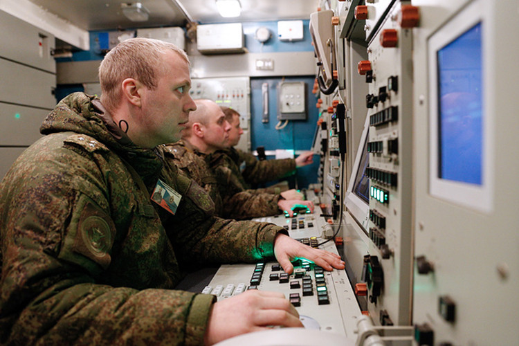 Theo nhà sản xuất, S-400 có khả năng phát hiện mục tiêu cách tới 600km, có thể đánh chặn đồng thời 80 mục tiêu với số tên lửa cùng lúc triển khai 160 quả trong khi thời gian triển khai tác chiến chỉ mất 3 phút, trần bắn mục tiêu từ 5m tới 185km. Nguồn ảnh TASS.